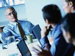 Los hombres consiguen mejores conexiones en el trabajo y logran sacarle mayor rendimiento. ESPECIAL  /