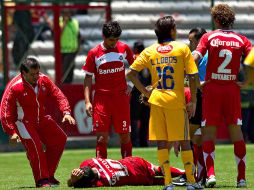 'Sinha' yace en el césped después de la entrada Jesús Molina. MEXSPORT  /