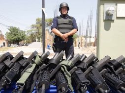 Parte del armamento otorgado a la Policía de Tlajomulco durante la inauguración de sus nuevas instalaciones. ARCHIVO  /