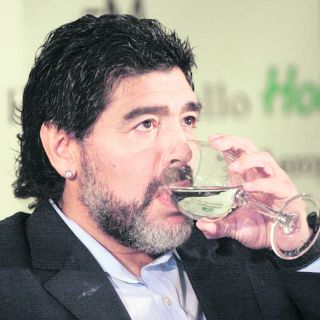 Maradona podría dirigir al Aston Villa