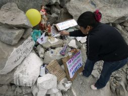 Yanela Carrizo, sobrina del minero Esteban Rojas, atrapado por el derrumbe. EFE  /