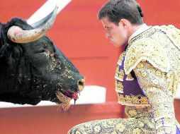 El diestro Julián López realiza un desplante a uno de sus astados en la segunda corrida de Semana Grande. EFE  /