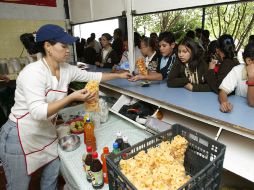 Las cooperativas de las escuelas seguirán ofreciendo frituras a los niños. EL INFORMADOR  /
