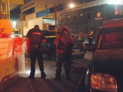 Un militar resguarda las inmediaciones de Televisa Monterrey. EL UNIVERSAL  /