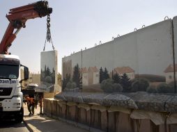 Un militar israelí supervisa el traslado de la barrera, en Jerusalén. AP  /