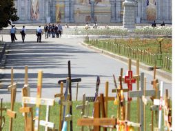 Tras una exhaustiva revisión, los expertos en desactivar bombas permiten el ingreso al Santuario de Lourdes. AFP  /
