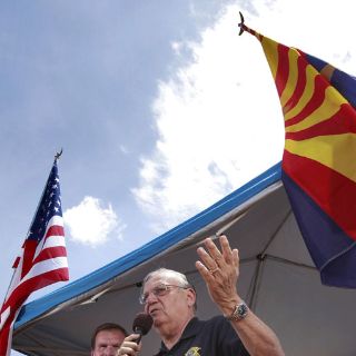 Acusan a McCain de intentar legalizar a inmigrantes