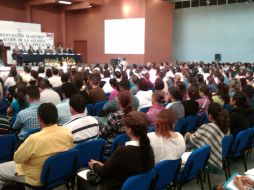 Antonio Gloria Morales deseó suerte y pidió el compromiso de los nuevos profesores. R. ZAPATA  /