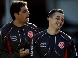 Bruno Silva y D'Alessandro (izq.) de Porto Alegre durante un entrenamiento. AP  /