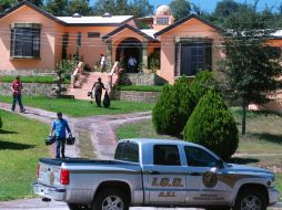 Autoridades estatales realizan labores de investigación en la casa del alcalde. EFE  /