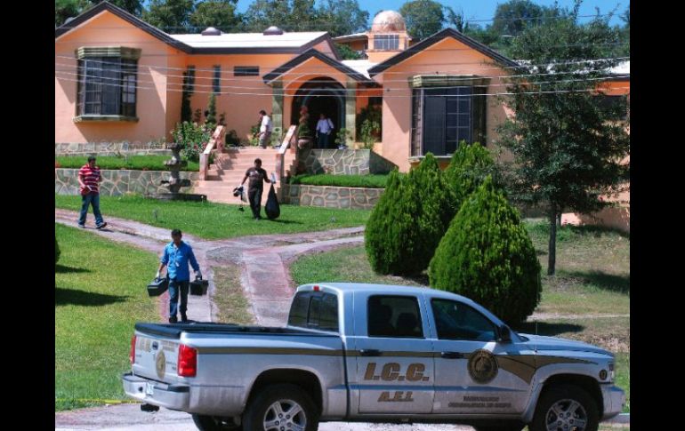 Autoridades estatales realizan labores de investigación en la casa del alcalde. EFE  /