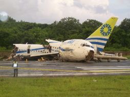 Luego de ser alcanzado por un rayo, un avión fue destruído al aterrizar en Colombia. AP  /