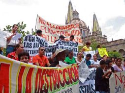 La manifestación partió de la Plaza Juárez hasta Palacio de Gobierno, donde se realizó un plantón. A. HINOJOSA  /