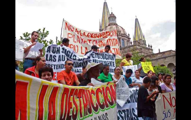 La manifestación partió de la Plaza Juárez hasta Palacio de Gobierno, donde se realizó un plantón. A. HINOJOSA  /