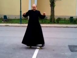 El religioso aprendió a andar en patineta a los 14 años en la escuela. ESPECIAL  /
