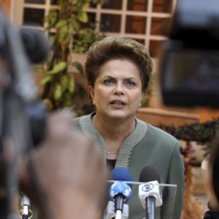 Sondeos ponen a Rousseff a la cabeza en Brasil