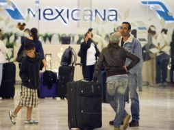 Pasajeros de Mexicana de Aviación esperan en el AICM a que activen los vuelos hacia Madrid-Barajas. AFP  /