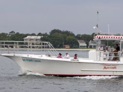 Imagen de la visita que realizó el presidente Barack Obama el pasado domingo al Golfo de México. EFE  /
