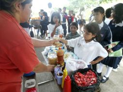 Las autoridades distribuirán entre las familias cuadernillos con dietas de comidas saludables. S. NÚÑEZ  /
