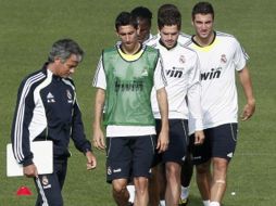 José Mourinho dirige el entrenamiento del Real Madrid. EFE  /