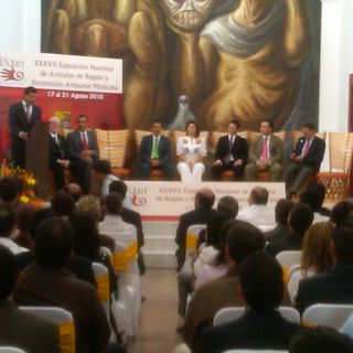 Abandona Emilio inauguración de artesanías por retraso de homóloga