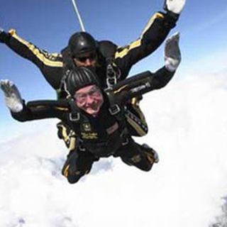 Un anciano salta en paracaídas para celebrar sus 90 años