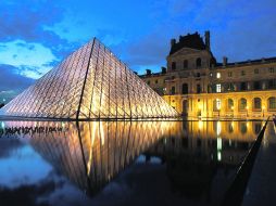 El espíritu de parís, 1989. Ingreso Museo del Louvre en París. La pirámide de cristal y aluminio es diseño del arquitecto Ieoh Ming Pei  /