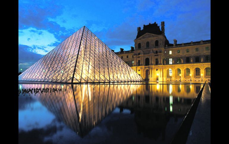 El espíritu de parís, 1989. Ingreso Museo del Louvre en París. La pirámide de cristal y aluminio es diseño del arquitecto Ieoh Ming Pei  /