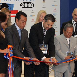 Raúl Antonio se presentó en entrega de Premios de Monitor Latino