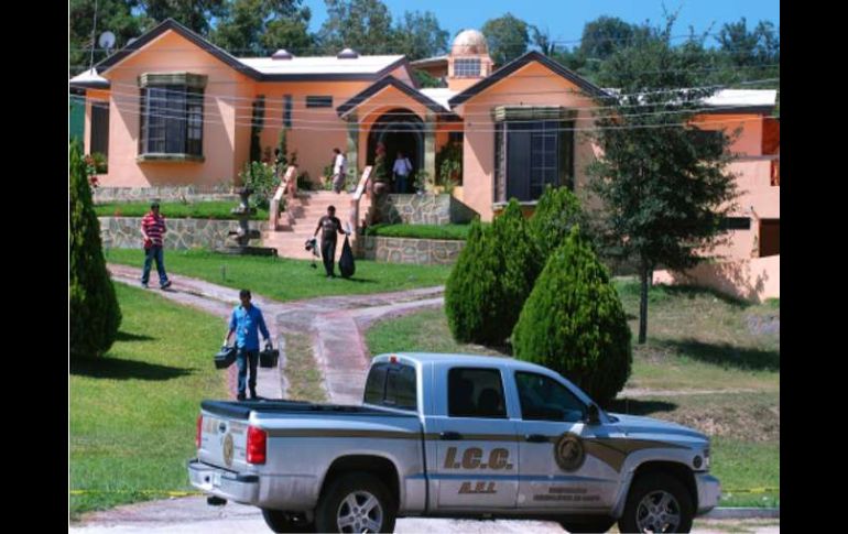 Peritos inspeccionan la finca del alcalde Edelmiro Cavazos Leal en el municipio de Santiago, estado de Nuevo León. EFE  /