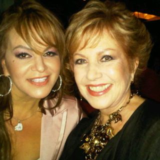 Jenni Rivera entrega un reconocimiento a la comunicadora Maxine Woodside