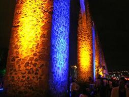 Cada uno de los 75 arcos quedó iluminado con la gama de colores de blanco, amarillo, rojo y azul. ELUNIVERSAL  /