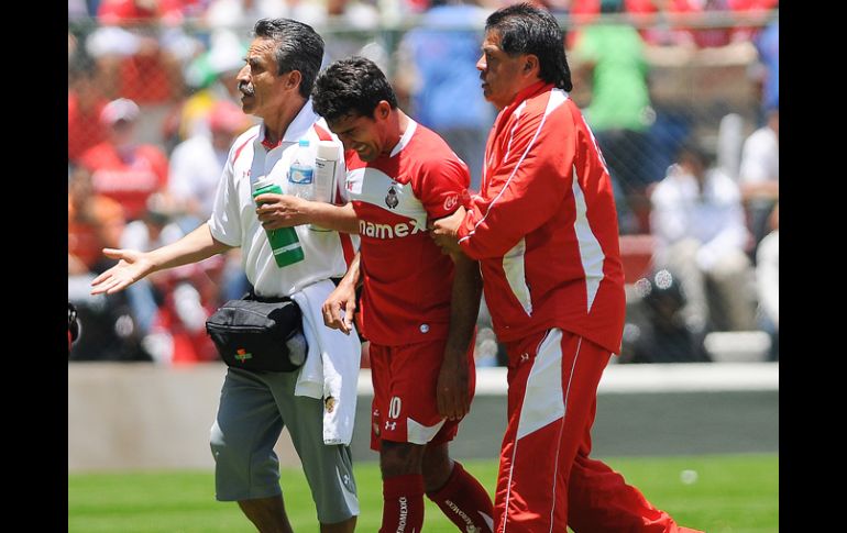 Antonio Naelson 'Sinha', sale del campo de juego debido a la lesión. JAMMEDIA  /