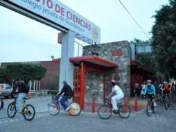 Alrededor de 50 alumnos del Instituto de Ciencias participaron ayer en el recorrido ciclista. ESPECIAL  /