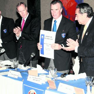 Andrade Garín recibe reconocimiento