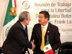 Frank La Rue (izquierda), saluda a Carlos Navarrete, presidente del Senado. EL UNIVERSAL  /