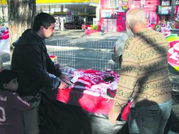Por todos los rincones de la ciudad se pueden ver vendedores ambulantes ofreciendo productos del Inter. A. RAMÍREZ  /