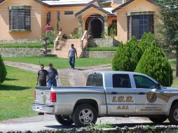 Peritos de la Procuraduría de Justicia neoleonesa recaban evidencias en la residencia del alcalde de Santiago. EL UNIVERSAL  /