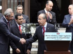 El Presidente Felipe Calderón presenta el nuevo paquete de medidas regulatorias acompañado por miembros de su gabinete. EL UNIVERSAL  /