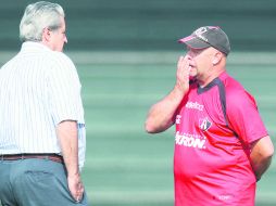 Carlos Ischia (der.) conversa con el director deportivo Rafael Lebrija, durante la práctica de ayer en Colomos. MEXSPORT  /