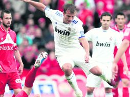 Van der Vaart anotó de tiro libre. AP  /