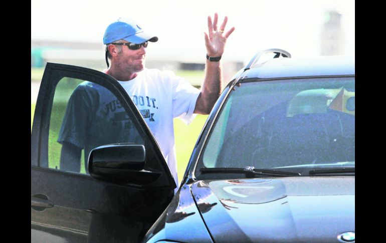 Brett Favre saluda ayer a fanáticos y medios informativos al llegar a Minnesota. AP  /