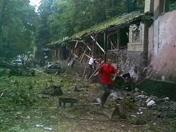 Un hombre huye del lugar de la explosión que dejó más de 20 heridos, en Pyatigorsk. AP  /