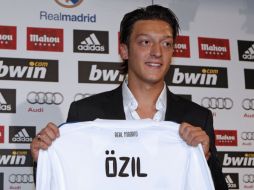 El alemán Mesut Özil fue presentado como nuevo jugador del Real Madrid. EFE  /