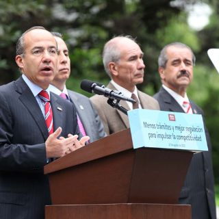 Karam solicita debatir por situación financiera del IMSS