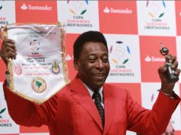 Pelé sostiene una réplica del trofeo de la Copa Libertadores que Chivas disputa esta noche en Brasil. REUTERS  /