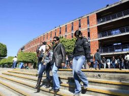 En el calendario 2010 B la UdeG admitió a 13 mil 715 alumnos en carreras universitarias y rechazó a 24 mil 215 aspirantes. ARCHIVO  /