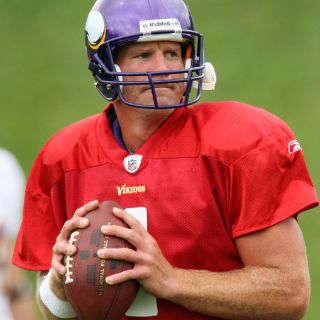 Favre se queda una temporada más