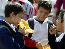 Algunos alimentos chatarra saldrán de las cooperativas de las escuelas a partir de enero del 2011. ARCHIVO  /