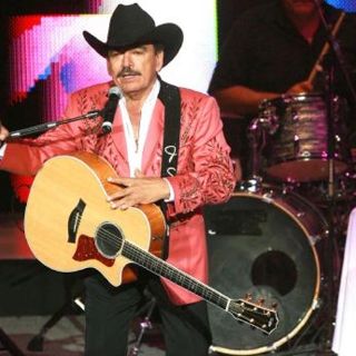 Entrega Joan Sebastian a Jesús Rincón distinción por trayectoria